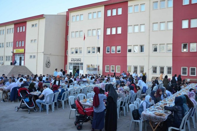 Kız imam hatip lisesinden yüzlerce kişiye iftar yemeği