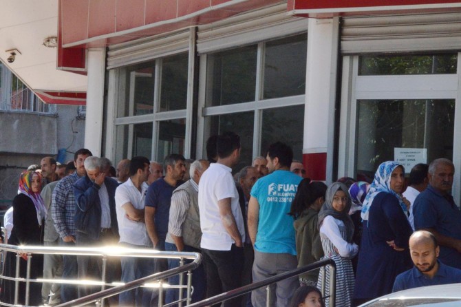 Ucuz et almak için kuyrukta saatlerce bekliyorlar