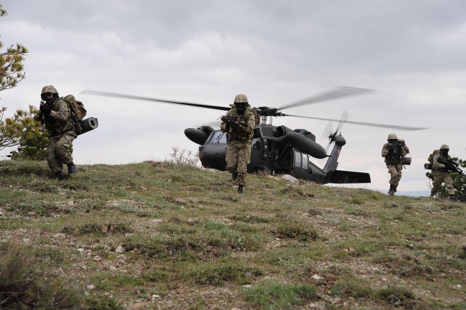 Hakkari'de çatışma: 2 PKK'li öldürüldü