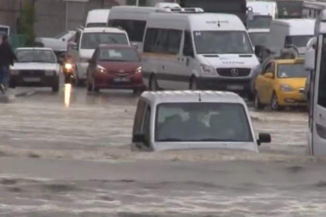 Ankara sel ve doluya teslim oldu