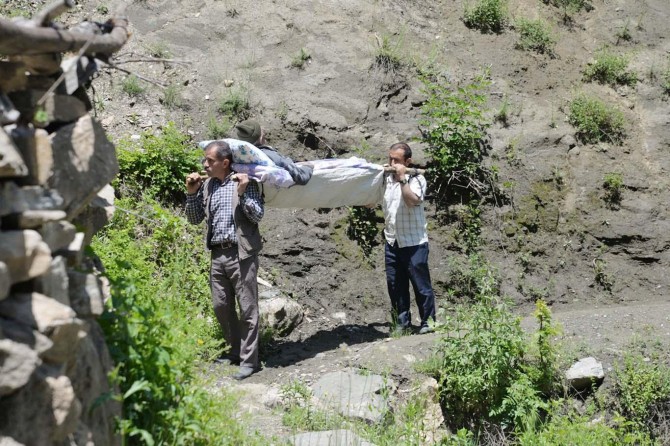 ​Yol olmadığı için engelli hasta ilkel yöntemlerle taşınıyor