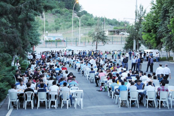 Batman Üniversitesi Rektörü Durmuş, öğrencilerle iftarda buluştu