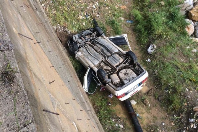 Hafif ticari araç uçuruma yuvarlandı: Biri ağır 3 yaralı