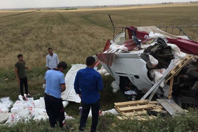 Un yüklü TIR devrildi: Bir yaralı