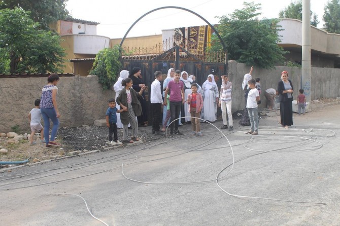 Mahalleli elektrik kesintilerine isyan ediyor