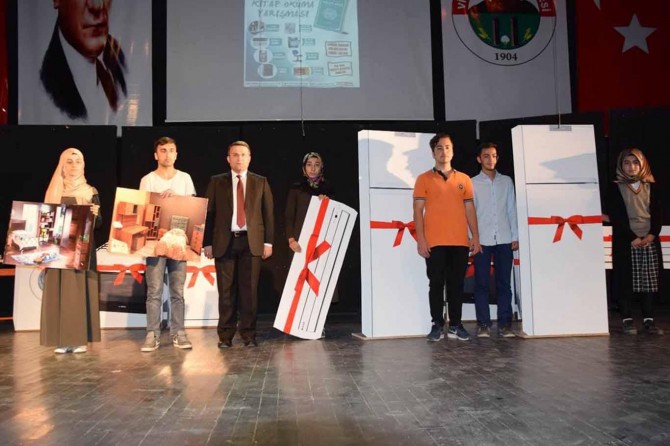 Kitap okumada derece yapan öğrencilere ödül verildi