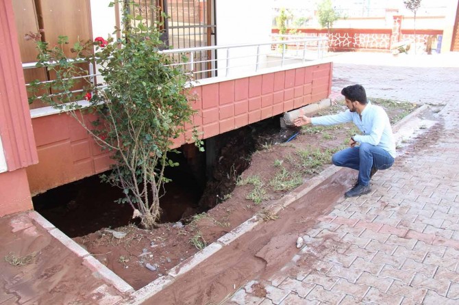 Diyarbakır'da  kısa süreli yağış apartmanda tahribata neden oldu