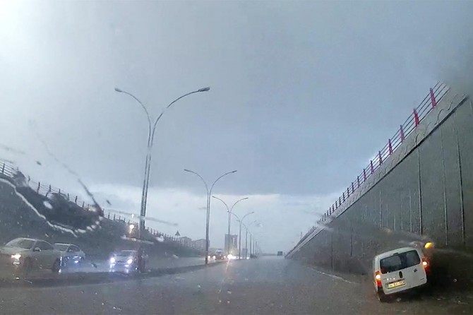 Sağanak yağış Diyarbakır'da hayatı felç etti