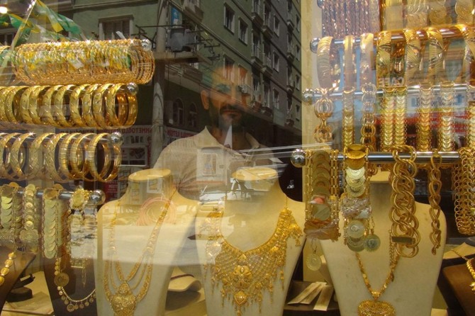 Merkez Bankası dolar kuruna müdahale etmesi gerekir