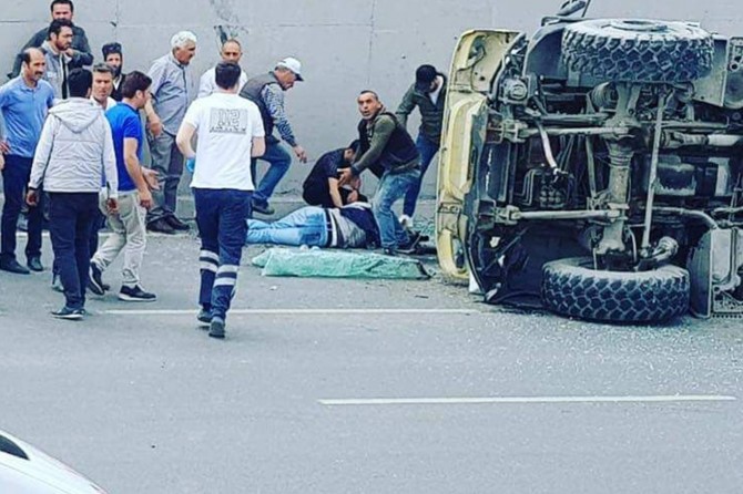 Üst geçitten düşen kamyon şoförü ağır yaralandı