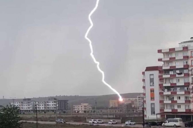 Mardin'de şimşeğin apartmana isabet anı görüntülendi