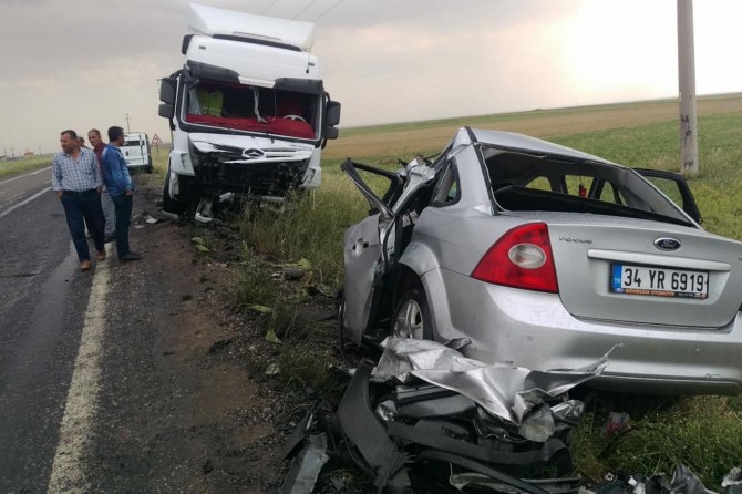 Car collided with lorry: 3 dead