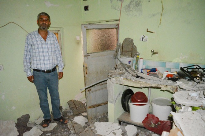 Evlerinin tavanı düşen mağdur aile yardım bekliyor