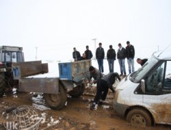 Okul Yolunda Çamur Diz Boyu