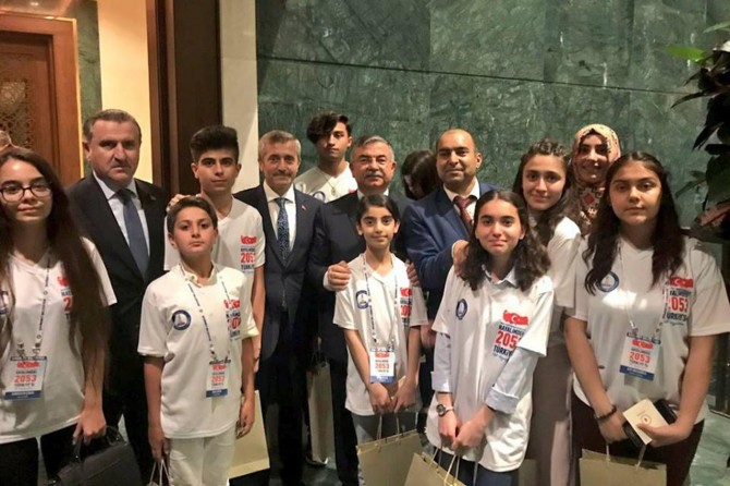 Kompozisyon yarışmasına katılan öğrencilerden Ankara çıkarması