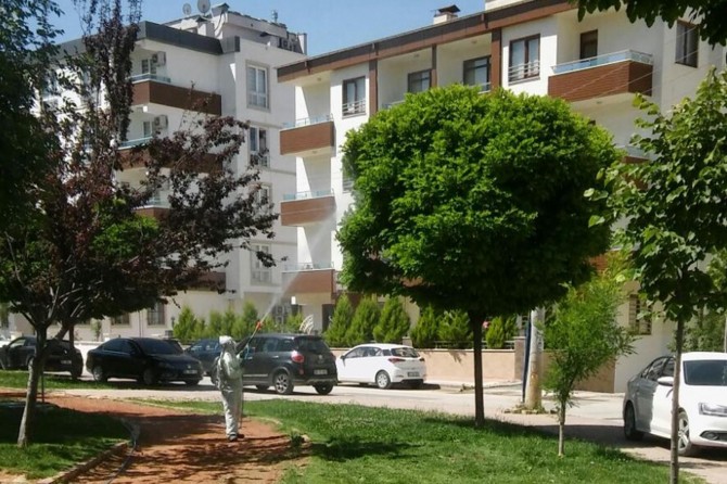 Park ve yeşil alanlarda ilaçlama çalışması yapıldı