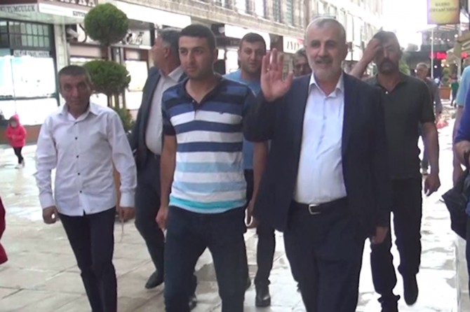 Şaredarê AK Partîyî sihêvan ji dikandaran re kir