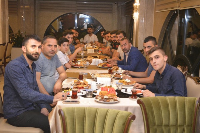 Çiğköfteciler sahurda buluştu