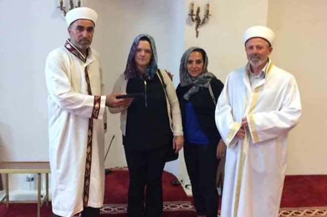 Influenced by her friend, she converts to Islam