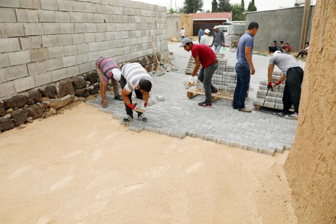 Kırsal mahallelerde kilitli parke taşı çalışmalarına başlandı