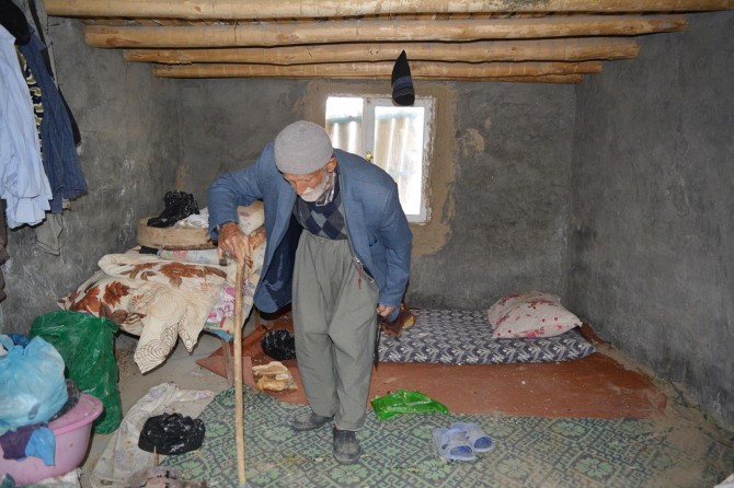 80 yaşında münzevi bir hayat yaşıyor