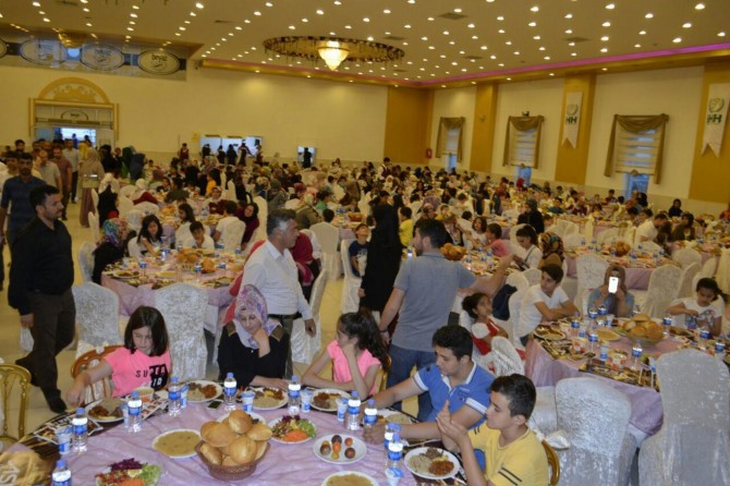 Yüzlerce yetim çocuk iftar yemeğinde bir araya geldi