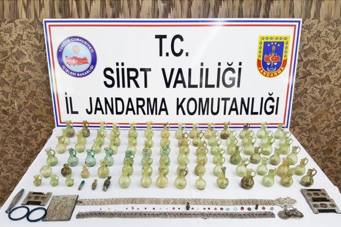 Düzenlenen baskında birçok tarihi eser ele geçirildi