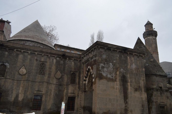 Tarihi Bitlis Şerefiye Camii’nin kurşun levhalarını çalarken yakalandılar