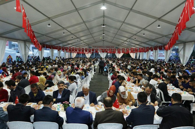 Vanlılar “Ramazan Sokağı”na yoğun ilgi