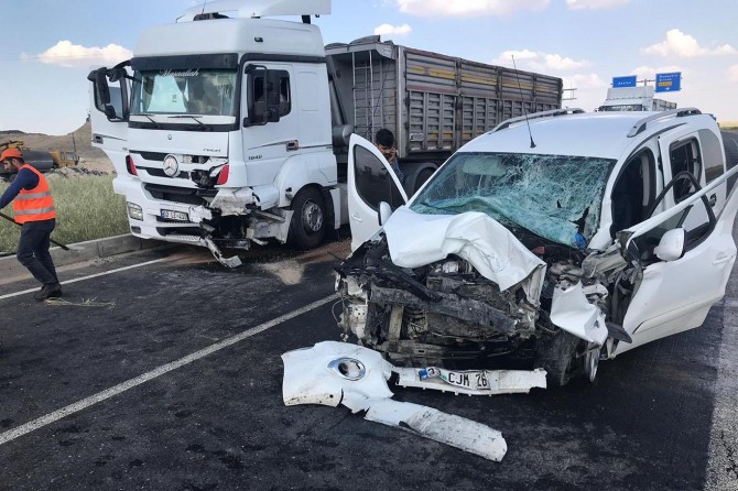 Otomobil ile TIR kafa kafaya çarpıştı