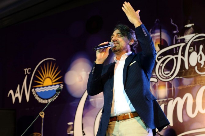 Eşref Ziya Terzi Van’da gönülleri mest etti