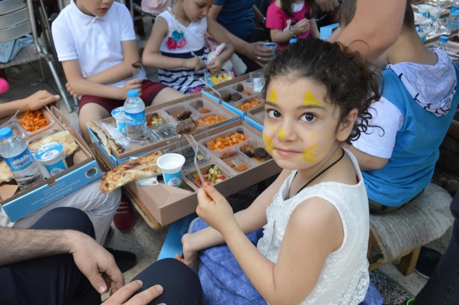 Tekne orucu tutan çocuklara iftar