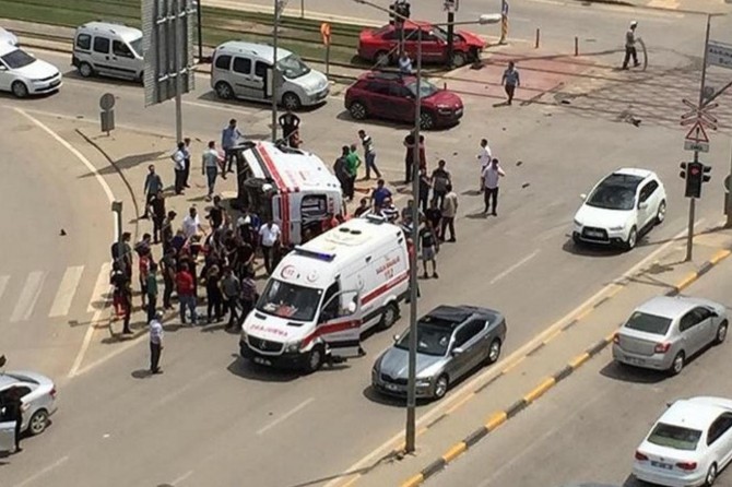 ​Gaziantep'te ambulans ile otomobil çarpıştı: 4 yaralı