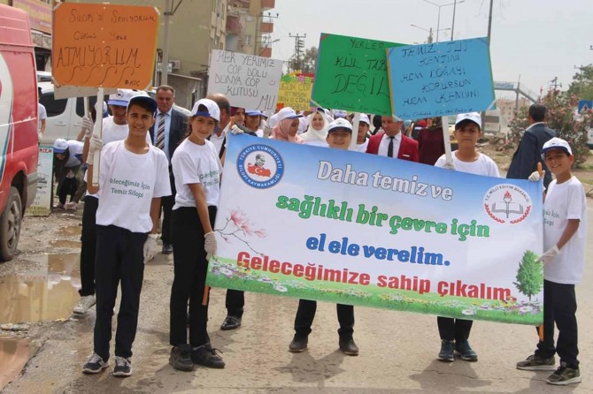 Silopi'de öğrenciler temiz bir çevre için çöp topladı