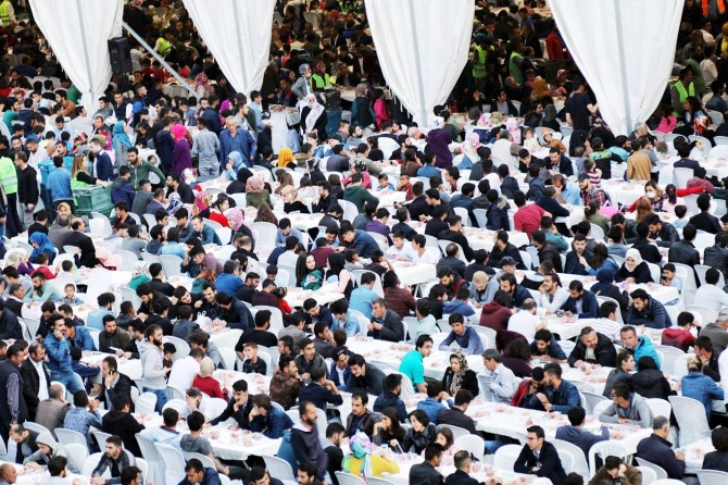 Beş bin kişilik iftar sofrası 19’uncu günüde de tıklım tıklım