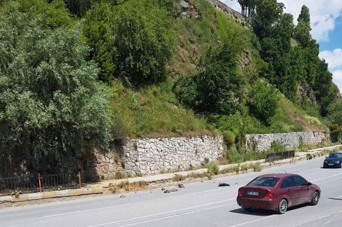 Kaya parçaları yola düştü