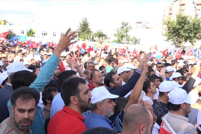 AK Parti mitinginde Mehdi Eker’e tepki