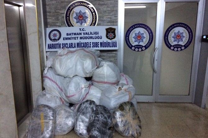 Kaçan araçta 265 kilo esrar ele geçirildi