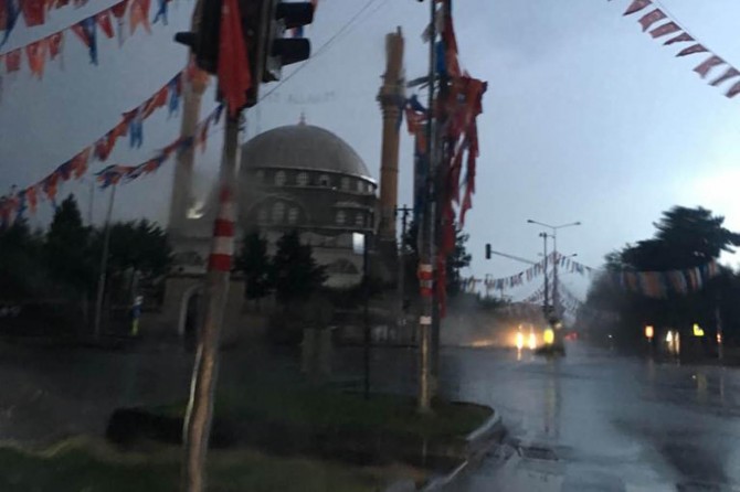 Diyarbakır'da cami minaresine yıldırım isabet etti