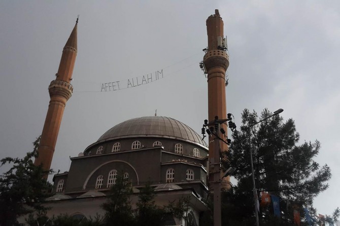 Birûskê li minara mizgeftê xist