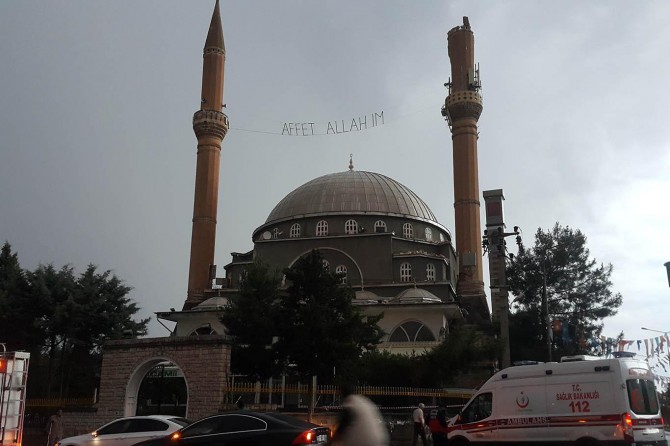 Lightning hits mosque minaret