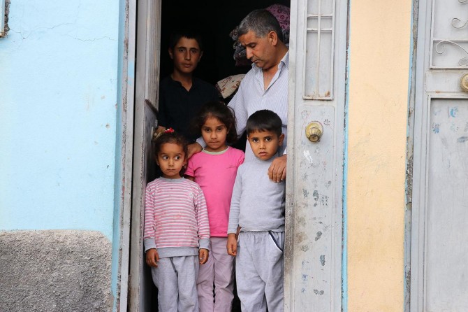 Tek odada yaşayan 10 nüfuslu aile yardım bekliyor