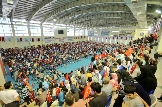 Gaziantep'te kitap okuyan öğrenciler bisikletle ödüllendirildi