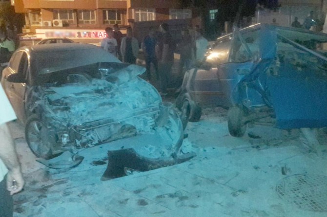 Diyarbakır'da hızını alamayan otomobil park halindeki araca çarptı