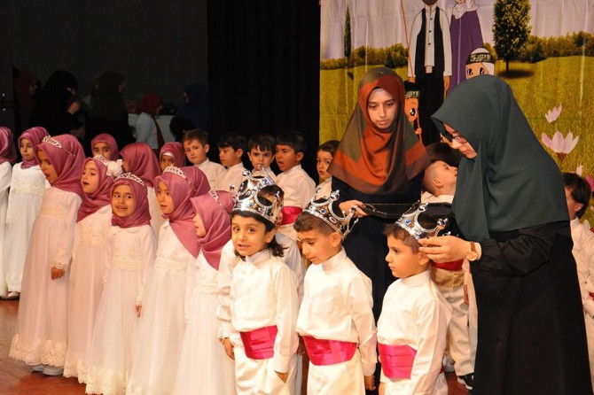 Kur'an-ı Kerim eğitimi gören minikler taçlandırıldı