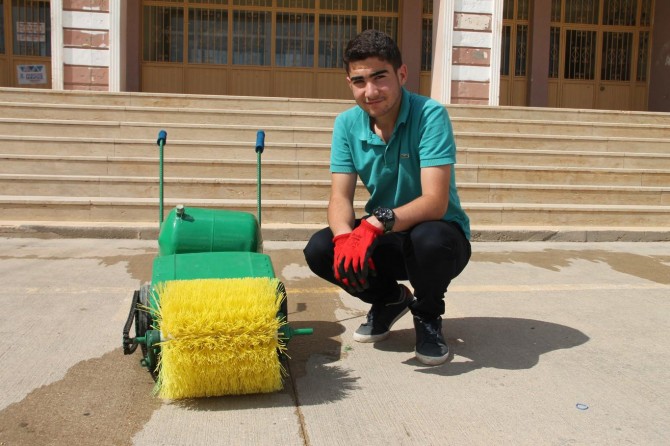 ​Mardin Kızıltepe'de temizlik personelleri için süpürgeç tasarladı