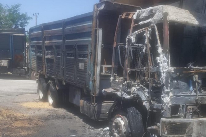 Buğday yüklü kamyon alev aldı