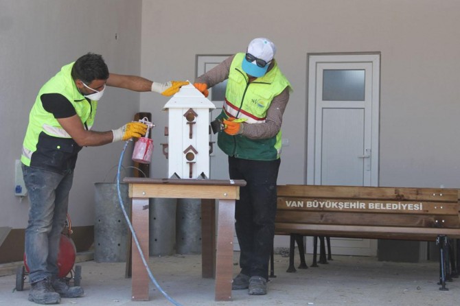 Büyükşehir kent mobilyaları üretiyor