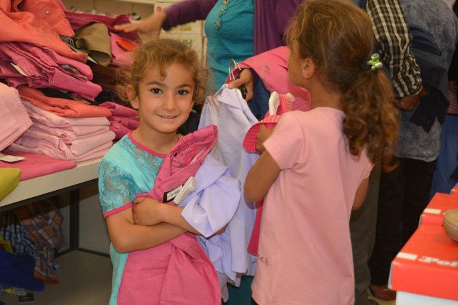 Yüzlerce yetim bayram öncesi giydirildi