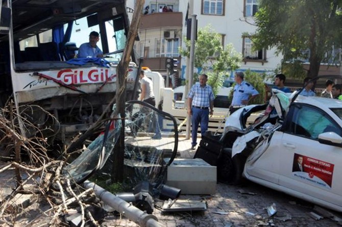 Freni boşalan minibüs otomobil ve motosiklete çarptı: 4 yaralı